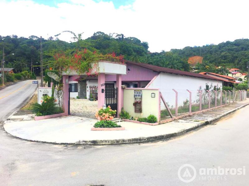 Excelente Casa com Amplo Terreno no bairro São Pedro! Negocia com Apartamento!
