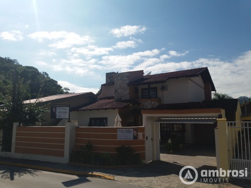Linda Casa no Centro do Bairro Águas Claras -- Ótima Negociação 