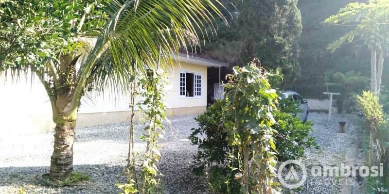 Casa primeiro de Maio com amplo espaço.