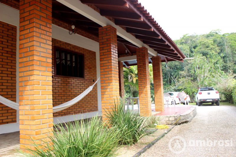 CASA  4 SUITES - CENTRO GUABIRUBA 