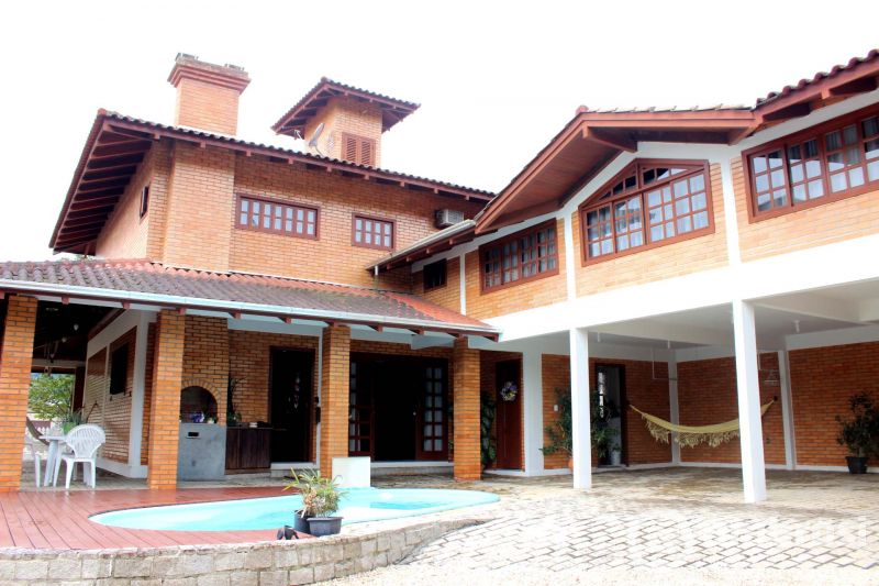 CASA  4 SUITES - CENTRO GUABIRUBA 