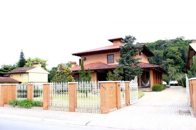 CASA  4 SUITES - CENTRO GUABIRUBA 