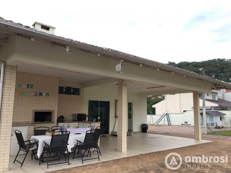 Casa de 3 quartos, 220m² | Eu Corretor