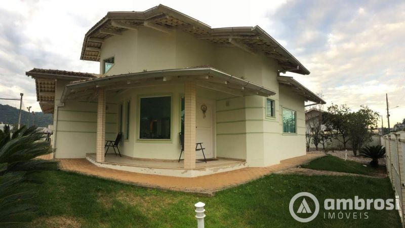 Casa de 3 quartos, 220m² | Eu Corretor