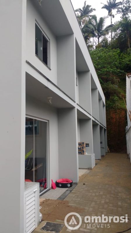 CASA  N. 04 - PRIMEIRO DE MAIO 