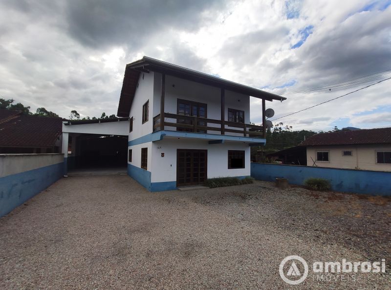 Casa  3 QTOS + GALPÃO  - GUABIRUBA 