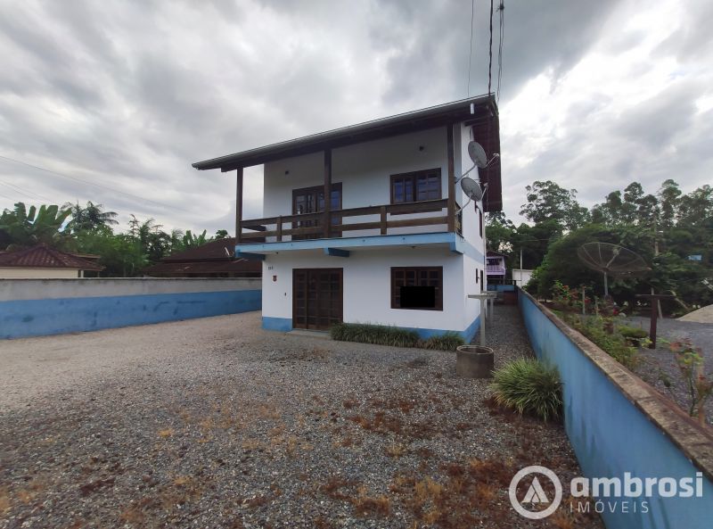 Casa  3 QTOS + GALPÃO  - GUABIRUBA 