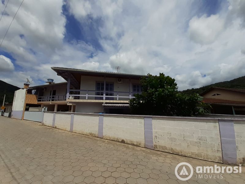 2 casas no mesmo terreno com piscina no bairro Guabiruba Sul