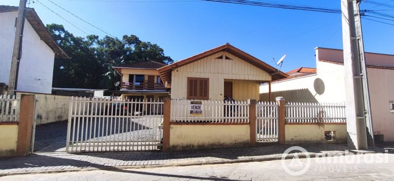 Duas Casas no Mesmo Terreno no Centro de Guabiruba