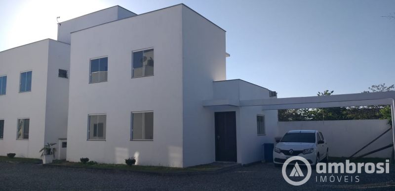 CASA 01 SUITE + 02 QTOS  - CONDOMINIO COM PISCINA 