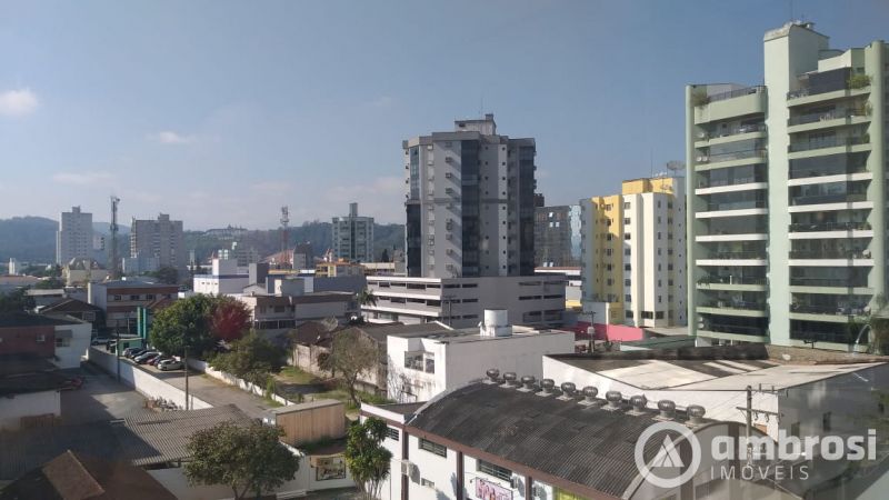 APTO COM 3 SUITES - CENTRO - SEMI MOBILIADO 