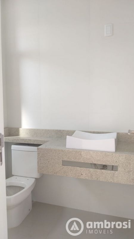APTO COM 3 SUITES - CENTRO - SEMI MOBILIADO 