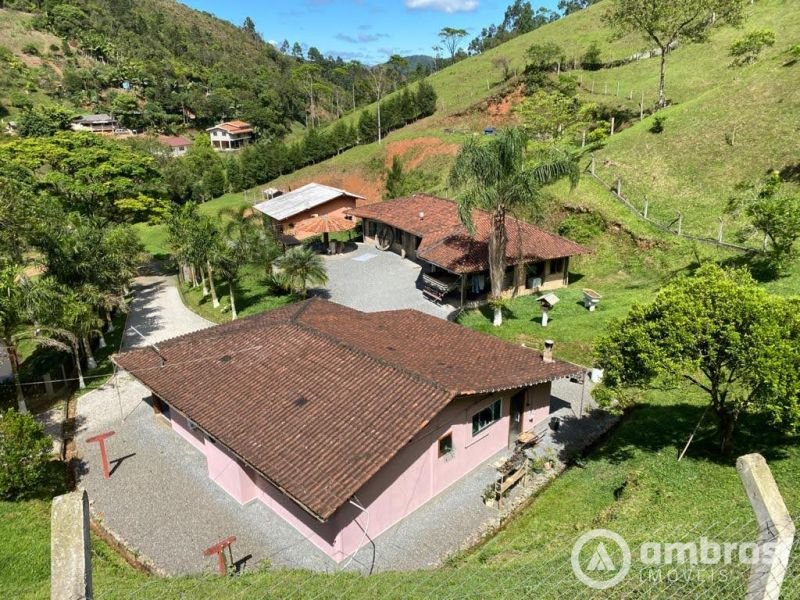 LINDA chácara com varias nascentes de agua, casa, salão de festas e lagoa.