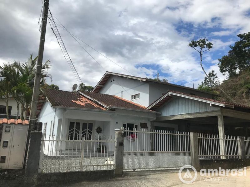 CASA  no bairro Aguas Claras, muito bem localizada.