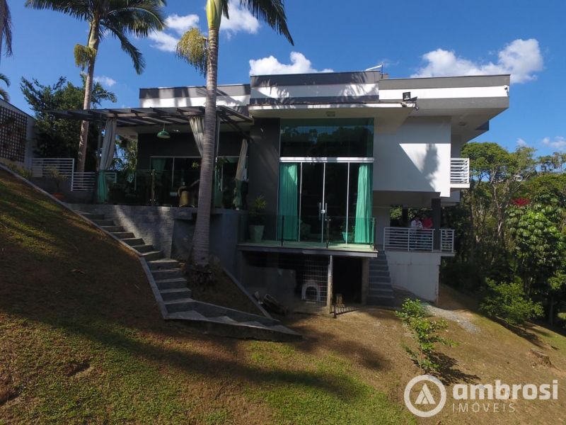 Aconchego, privacidade alto padrão definem essa casa.