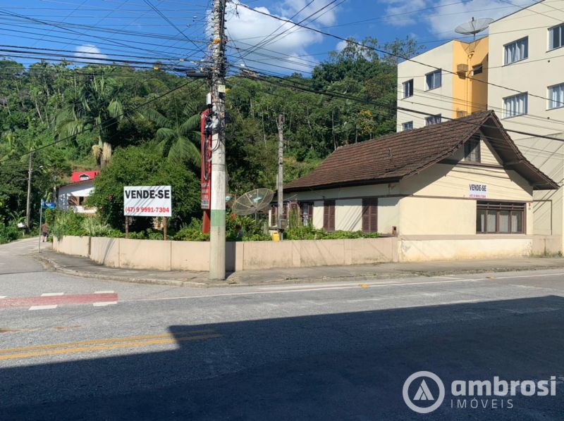 Casa Comercial no inicio da Primeiro de Maio