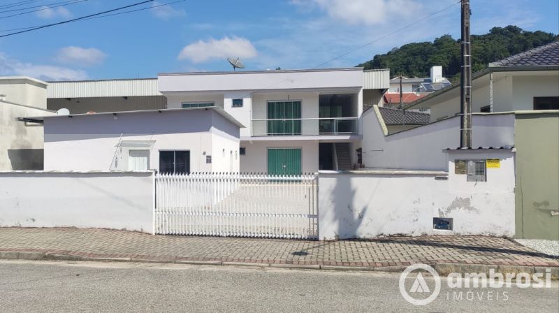 Oportunidade Para Investidor !!! 3 Casas no Mesmo Terreno