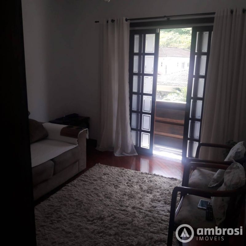 Casa ampla a 5 minutos do centro com um acesso privilegiado na cidade de Brusque.