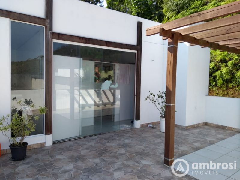 Conjunto de  04 apartamentos no início do Azambuja