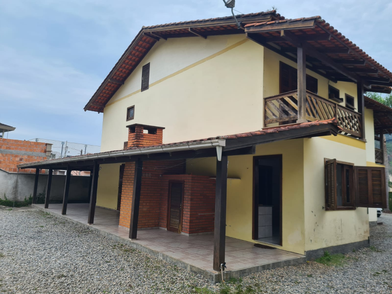 CASA 02 SUITES MASTER + 03 QTOS - BAIRRO SÃO PEDRO