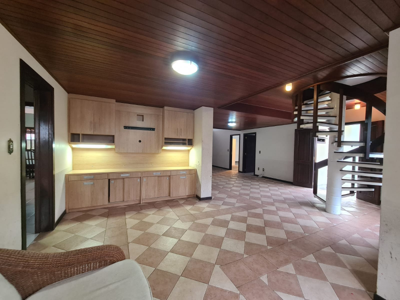 CASA 02 SUITES MASTER + 03 QTOS - BAIRRO SÃO PEDRO