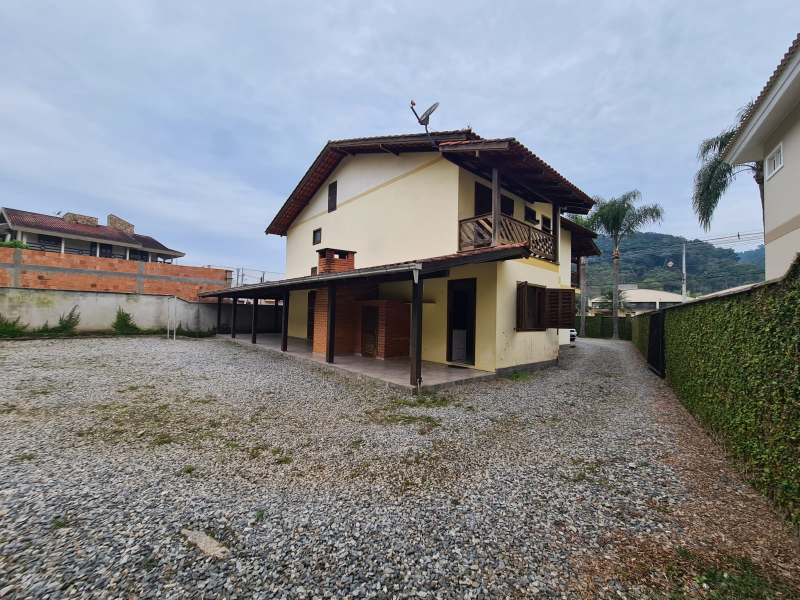 CASA 02 SUITES MASTER + 03 QTOS - BAIRRO SÃO PEDRO