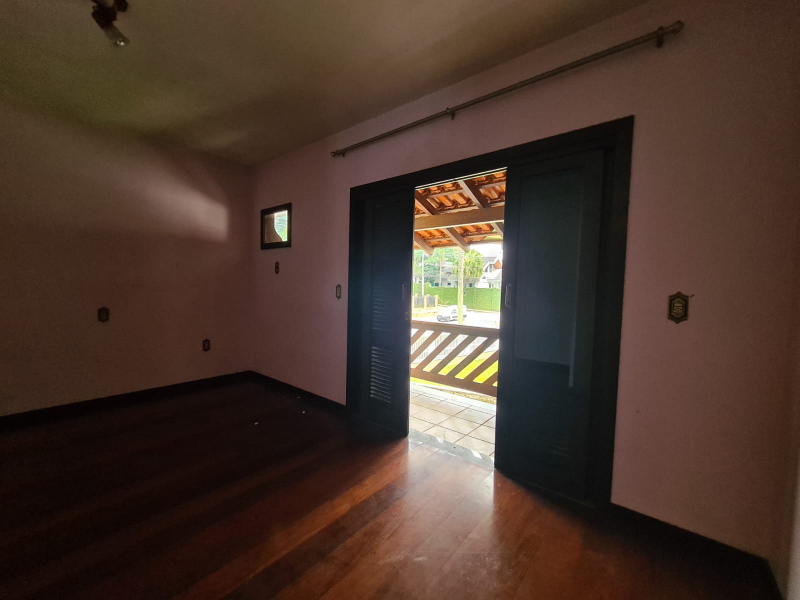 CASA 02 SUITES MASTER + 03 QTOS - BAIRRO SÃO PEDRO