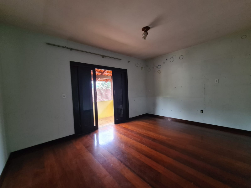 CASA 02 SUITES MASTER + 03 QTOS - BAIRRO SÃO PEDRO