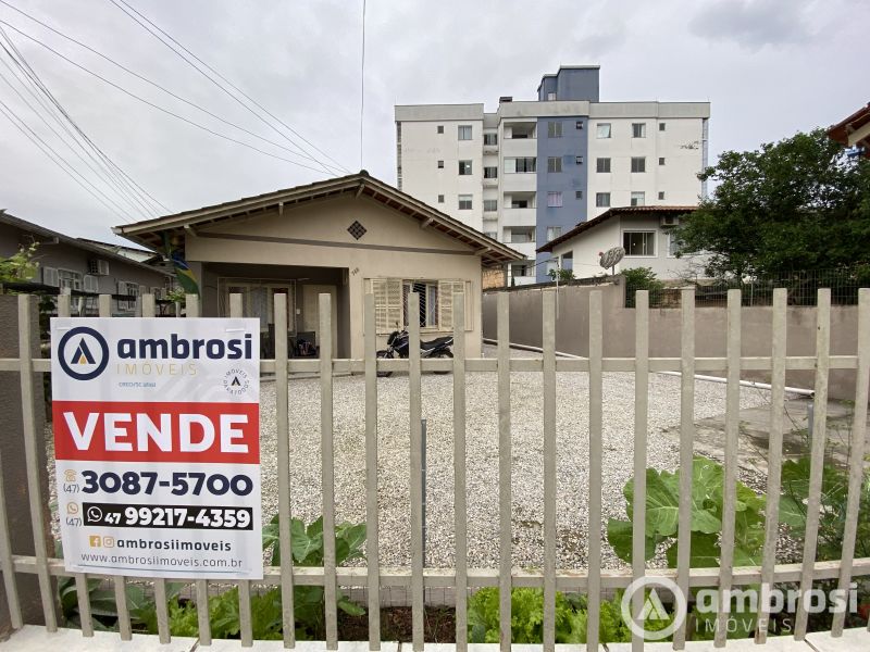 TERRENO COM 3 CASAS LOCALIZADO EM ÁREA CENTRAL DE BRUSQUE