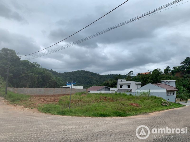 Amplo Terreno no Loteamento Lagoa Dourada pra Construir a Casa dos Sonhos.