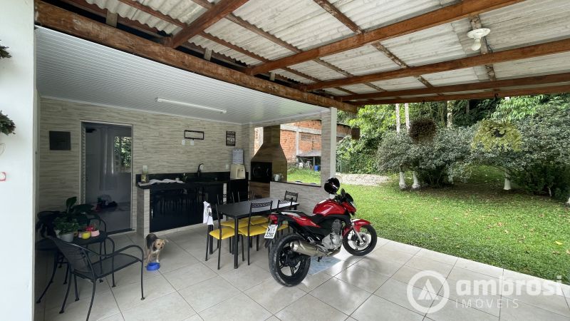 Casa com Amplo Terreno.