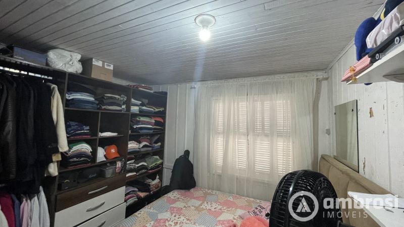 Casa com Amplo Terreno.
