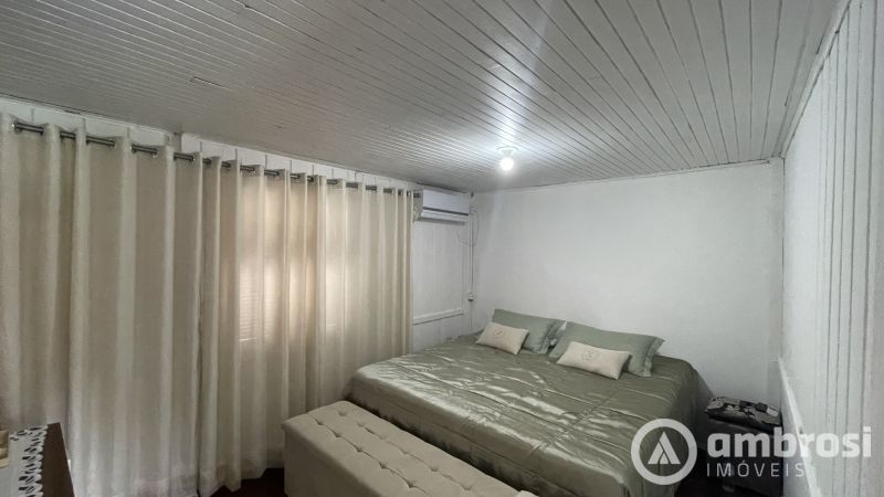 Casa com Amplo Terreno.