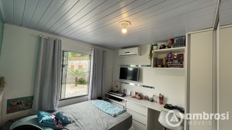 Casa com Amplo Terreno.