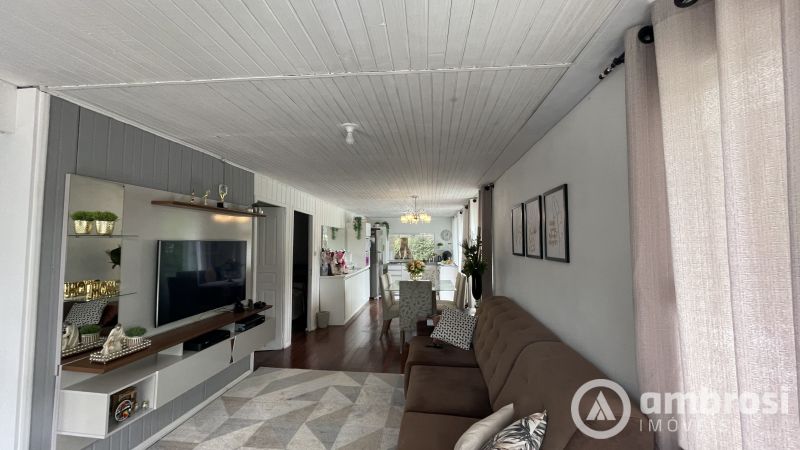 Casa com Amplo Terreno.