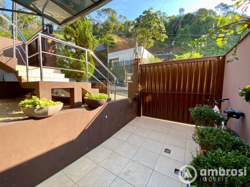 Ampla Casa Próxima ao Centro de Brusque - 