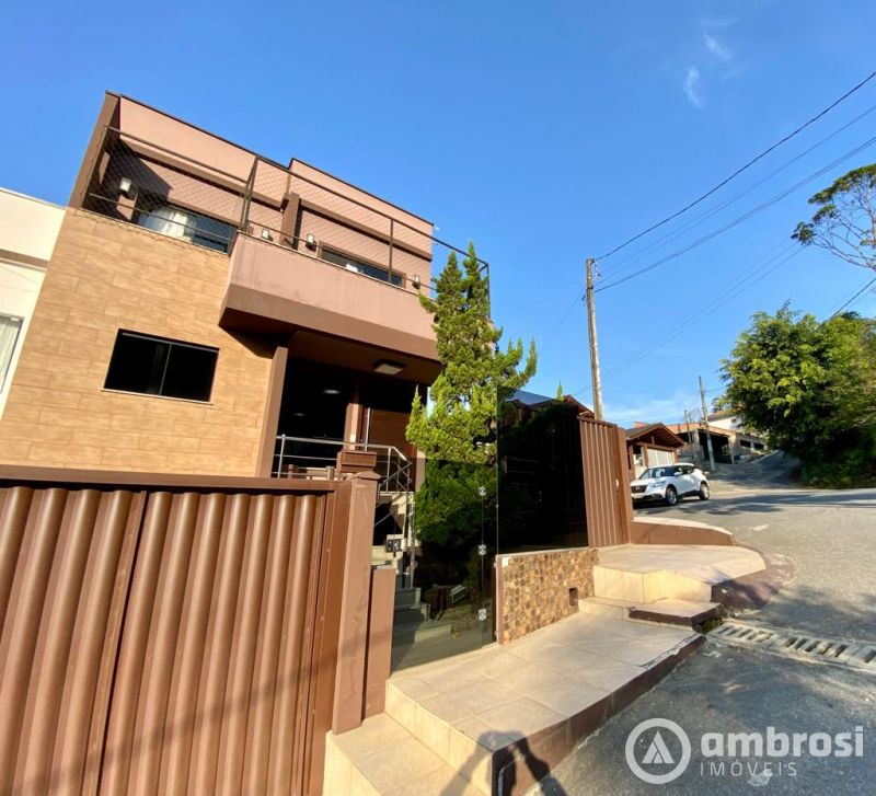 Ampla Casa Próxima ao Centro de Brusque - 