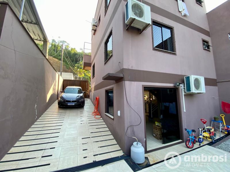 Ampla Casa Próxima ao Centro de Brusque - 