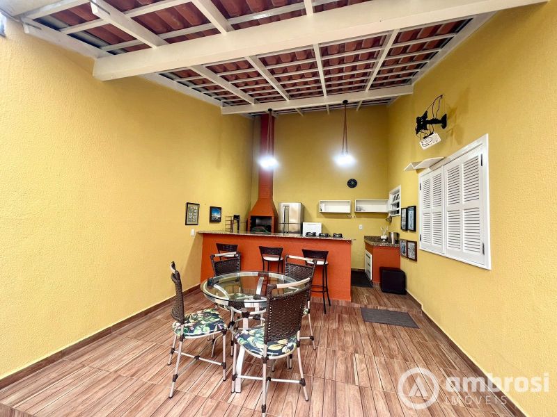 Casa alto padrão 03 suítes com piscina - Aceita permuta por apartamento 