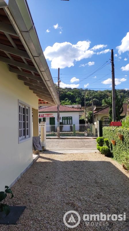DUAS CASAS NO MESMO TERRENO - BAIRRO AGUAS CLARAS - SEMI MOBILIADA  (FUNDOS) 