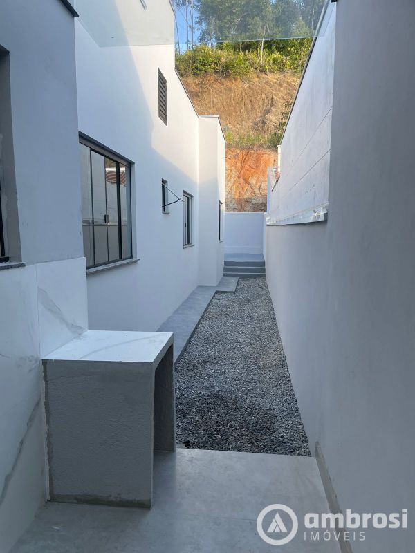 Casa com 3 Dormitórios - Construção Nova