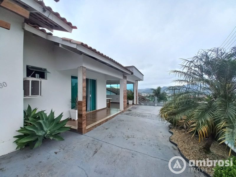 CASA 01 SUÍTE + 02 QUARTOS - LIMOEIRO - BRUSQUE - OBS: CASA SEM OS MOVEIS