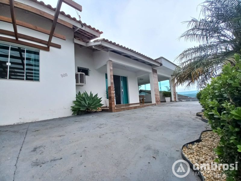 CASA 01 SUÍTE + 02 QUARTOS - LIMOEIRO - BRUSQUE - OBS: CASA SEM OS MOVEIS
