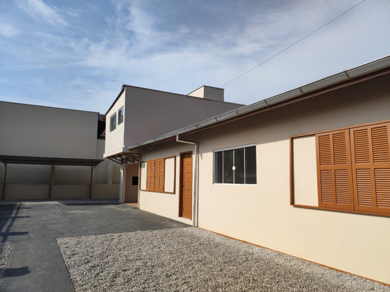 CASA 01 SUITE + 02 QTOS + APTO 1 QTO  - BAIRRO MALUCHE