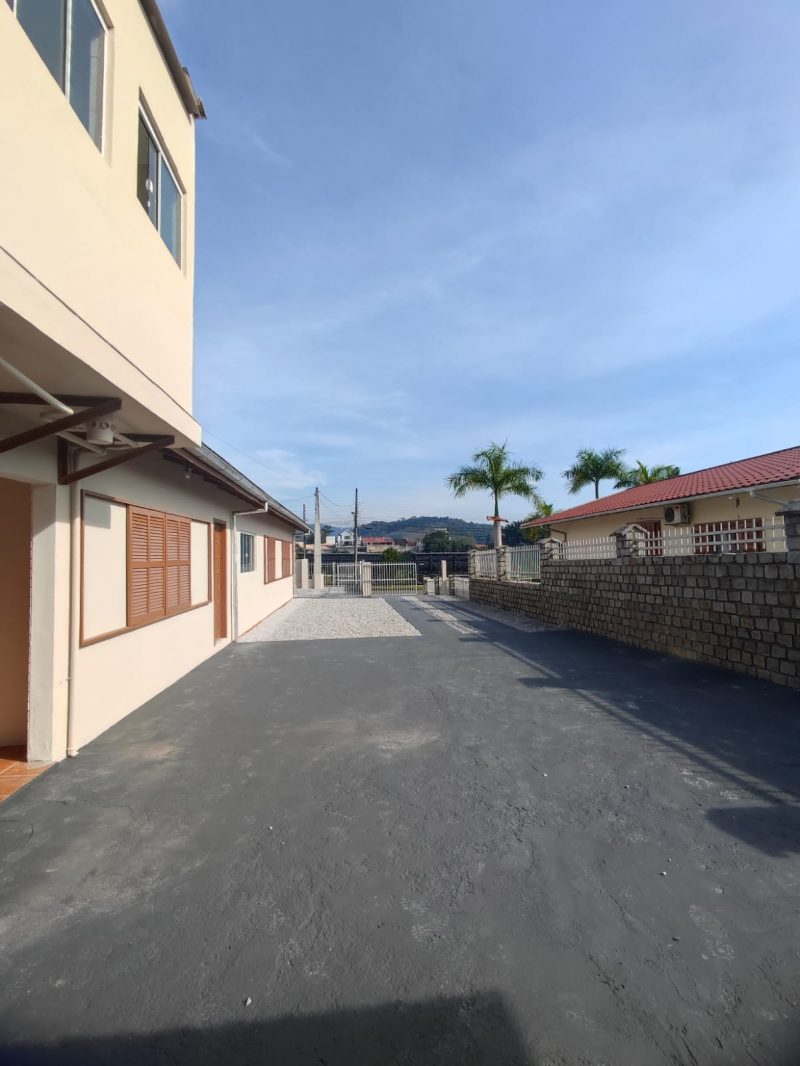 CASA 01 SUITE + 02 QTOS + APTO 1 QTO  - BAIRRO MALUCHE