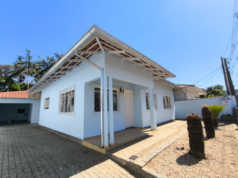 CASA 01 SUITE + 02 QTOS - JARDIM MALUCHE