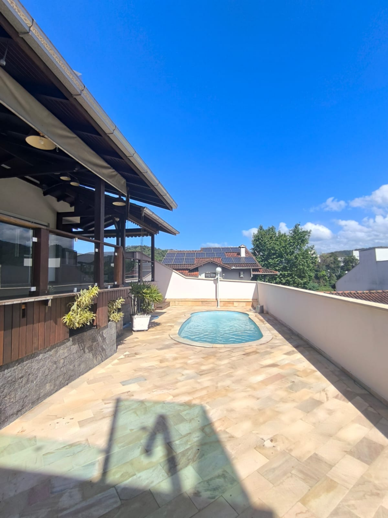 LINDA CASA COM PISCINA - BAIRRO   JARDIM MALUCHE  - SEMI MOBILIADA