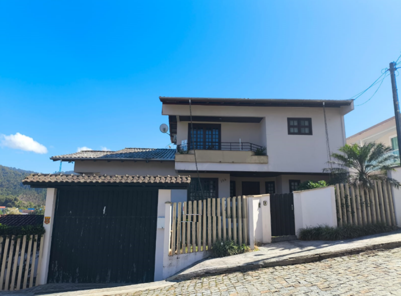 LINDA CASA COM PISCINA - BAIRRO   JARDIM MALUCHE  - SEMI MOBILIADA