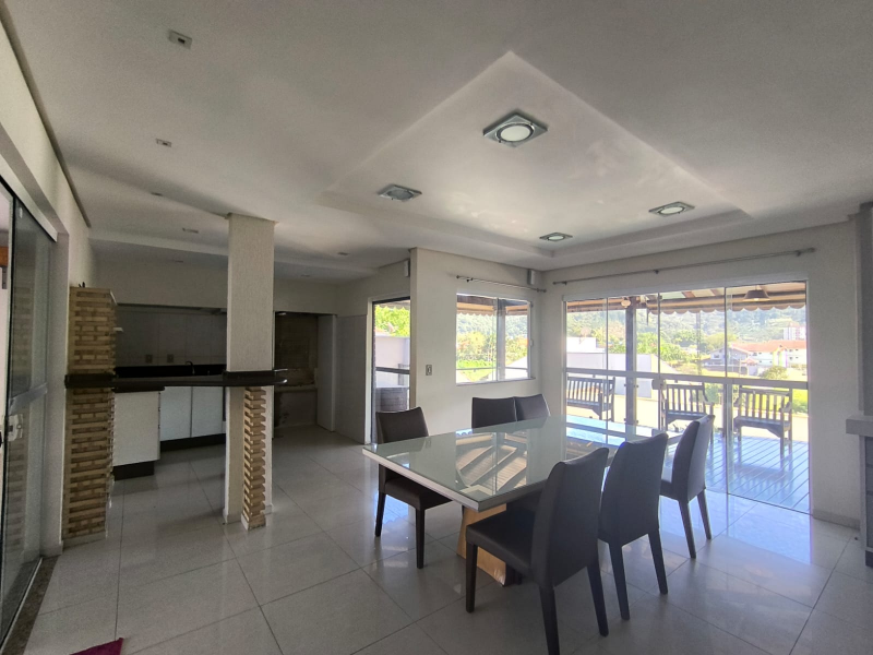 LINDA CASA COM PISCINA - BAIRRO   JARDIM MALUCHE  - SEMI MOBILIADA