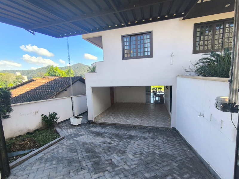 LINDA CASA COM PISCINA - BAIRRO   JARDIM MALUCHE  - SEMI MOBILIADA